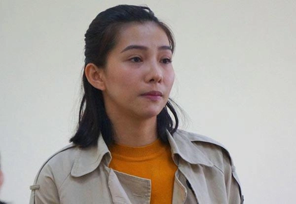 Sau ồn ào văng tục tại tòa lưu đê ly tiếp tục lộ cằm nhọn lệch hẳn sang một bên