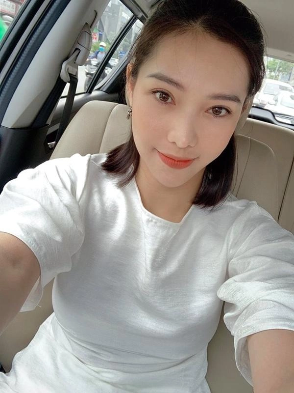 Sau ồn ào văng tục tại tòa lưu đê ly tiếp tục lộ cằm nhọn lệch hẳn sang một bên