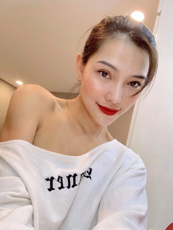 Sau ồn ào văng tục tại tòa lưu đê ly tiếp tục lộ cằm nhọn lệch hẳn sang một bên