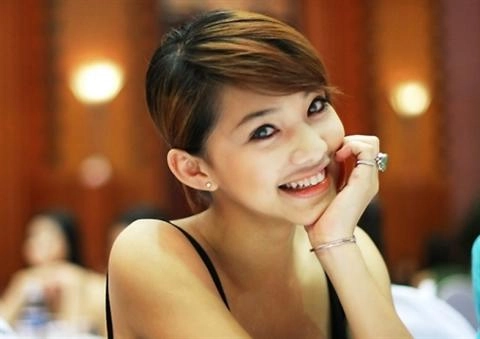 Sau ồn ào văng tục tại tòa lưu đê ly tiếp tục lộ cằm nhọn lệch hẳn sang một bên
