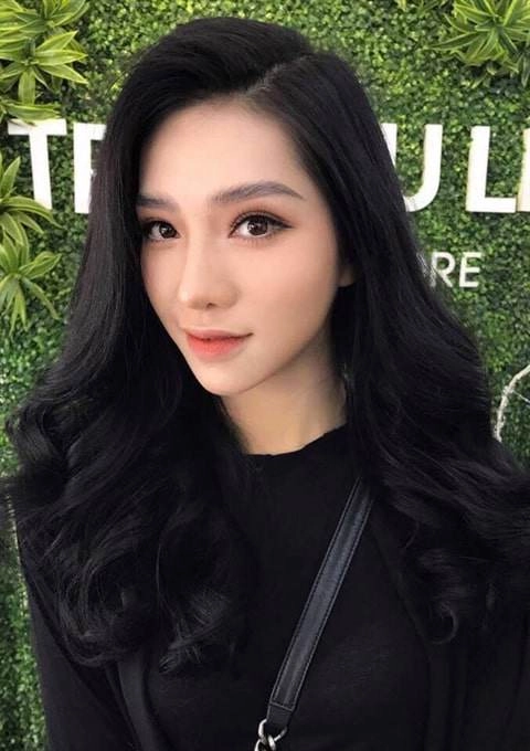 Sau ồn ào văng tục tại tòa lưu đê ly tiếp tục lộ cằm nhọn lệch hẳn sang một bên