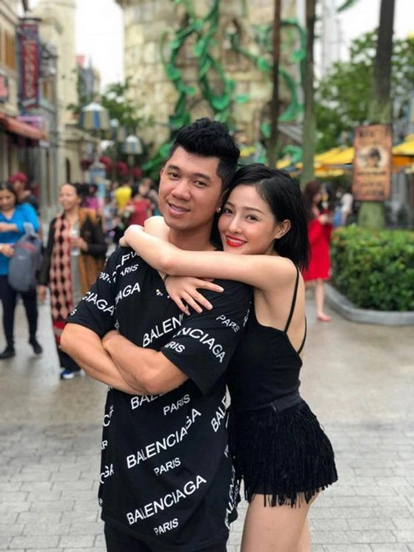Selfie bên bạn trai với khuôn mặt băng bó chằng chịt ngân 98 cũng mới lên đời nhan sắc