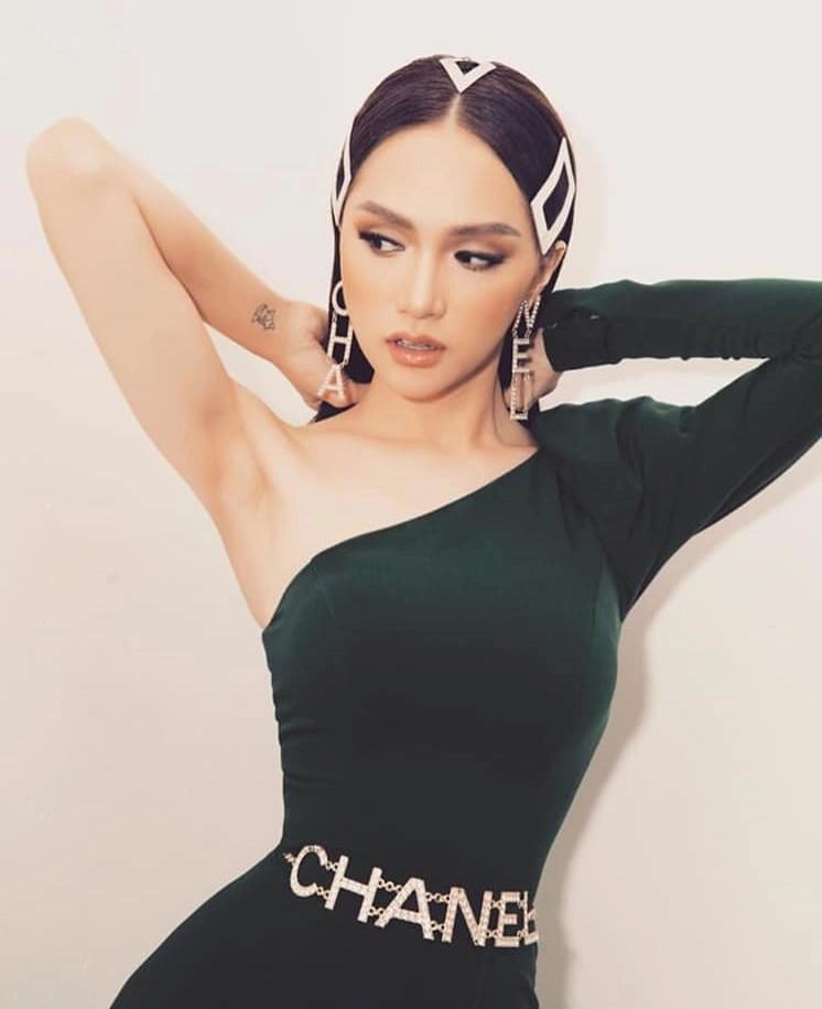 Sở hữu vòng eo siêu nhỏ lấn át cả ngọc trinh hương giang vướng phải nghi vấn cắt xương sườn
