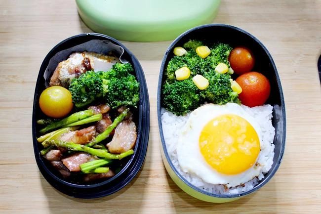 Sống ở mỹ nhưng 9x vẫn trổ tài đảm đang với những hộp cơm trưa toàn món việt
