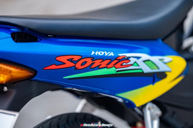 Sonic độ tự tin vạch áo khoe lưng để lộ cây trợ lực đến từ nước áo