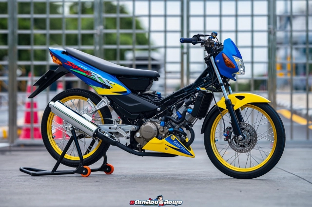 Sonic độ tự tin vạch áo khoe lưng để lộ cây trợ lực đến từ nước áo
