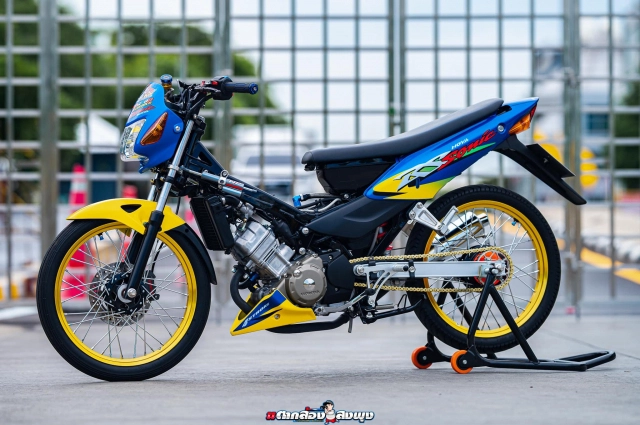 Sonic độ tự tin vạch áo khoe lưng để lộ cây trợ lực đến từ nước áo