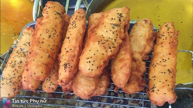 sốt xình xịch bánh chuối 10 nghìn đồng vừa to vừa dài phải xếp hàng lấy số mới mua nổi