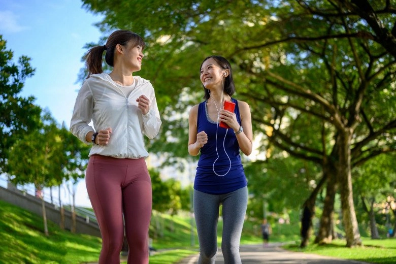 Sự khác biệt giữa đi bộ bằng chân hay bằng hông cách nào giúp giảm cân hiệu quả hơn