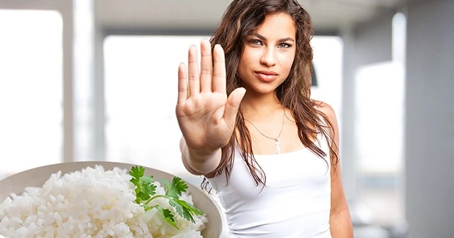 Sự khác biệt giữa người nhịn ăn cơm và người ăn đầy đủ để giảm cân kết quả khiến nhiều chị em sửng sốt