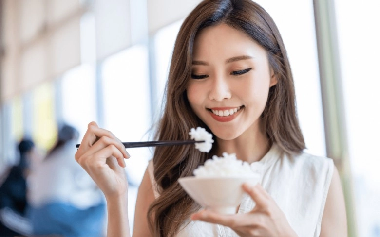 Sự khác biệt giữa người nhịn ăn cơm và người ăn đầy đủ để giảm cân kết quả khiến nhiều chị em sửng sốt