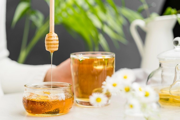 Sự khác biệt giữa uống mật ong và đắp lên mặt cách nào giúp da dẻ láng mịn trắng sáng không tì vết