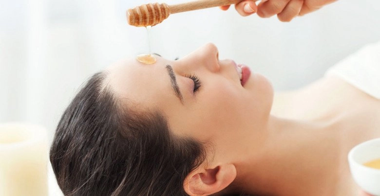 Sự khác biệt giữa uống mật ong và đắp lên mặt cách nào giúp da dẻ láng mịn trắng sáng không tì vết