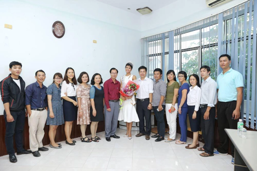 Tân hoa hậu hoàn vũ việt nam 2017 hhen niê gây náo loạn khi về trường