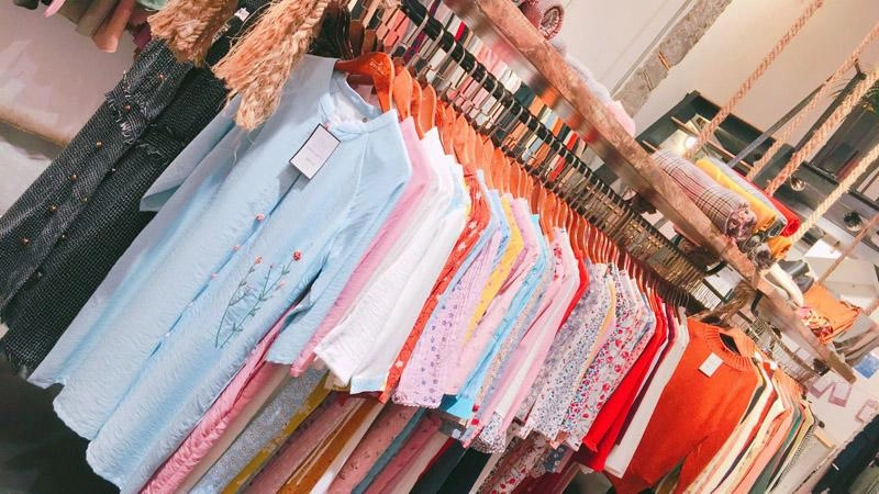 Tết năm ngoái áo dài cách tân bị chê mắm tôm trộn socola nhưng năm nay vẫn cực hot