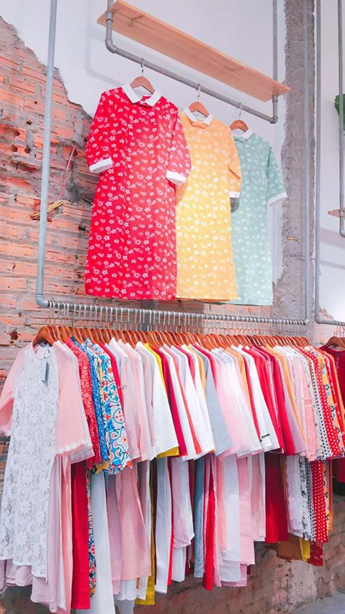 Tết năm ngoái áo dài cách tân bị chê mắm tôm trộn socola nhưng năm nay vẫn cực hot