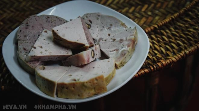 Thăm làng giò chả hơn 500 tuổi cảm nhận nét tinh túy trong từng tế bào thịt