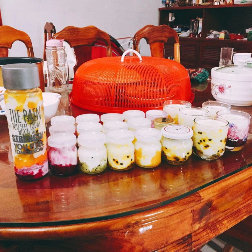 Thanh niên ế vợ khoe nấu cơm 4 món làm cả sữa chua dân mạng lại để ý chiếc bàn