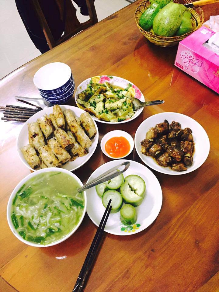 Thanh niên ế vợ khoe nấu cơm 4 món làm cả sữa chua dân mạng lại để ý chiếc bàn