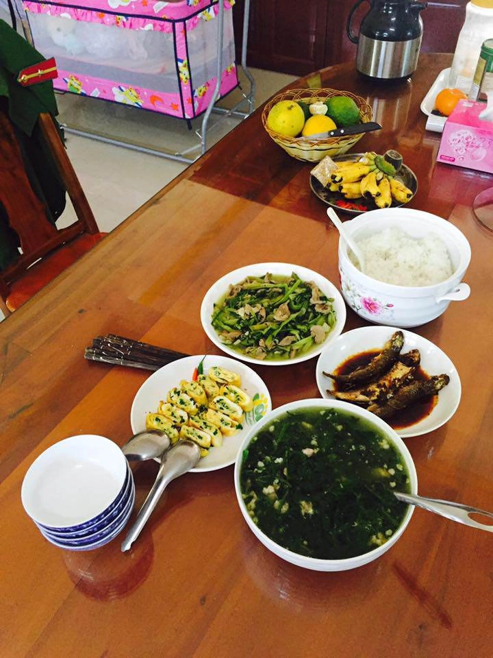 Thanh niên ế vợ khoe nấu cơm 4 món làm cả sữa chua dân mạng lại để ý chiếc bàn