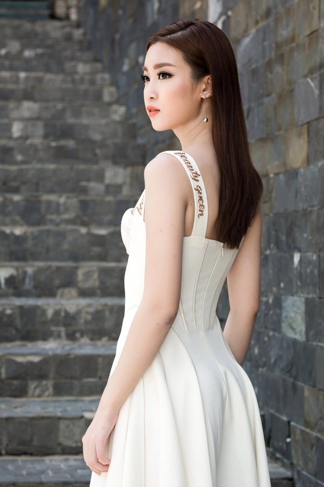 The face e thẹn khoe thềm ngực mỏng hoa hậu mỹ linh đẹp lu mờ tất cả