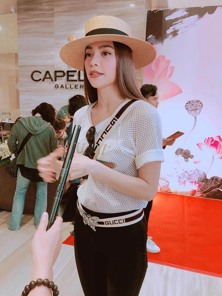 Thì ra hồ ngọc hà âm thầm diện lại áo của kim lý mà không ai biết