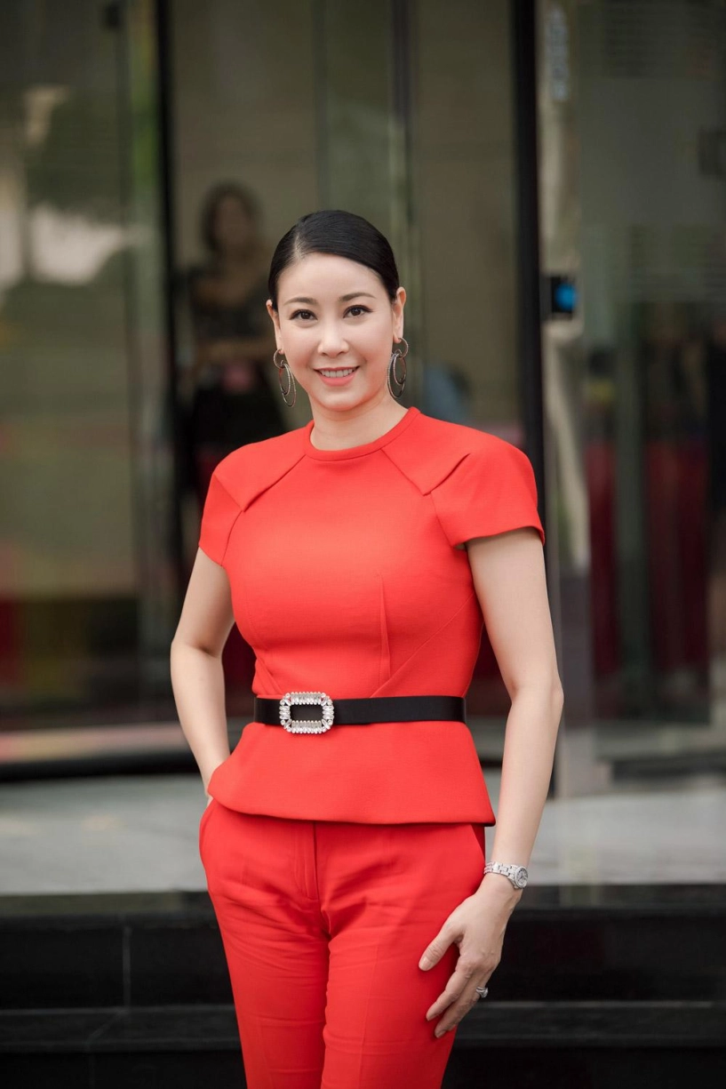 Thí sinh hoa hậu việt nam 2018 diện váy chống nắng đi xe ôm đến ứng tuyển