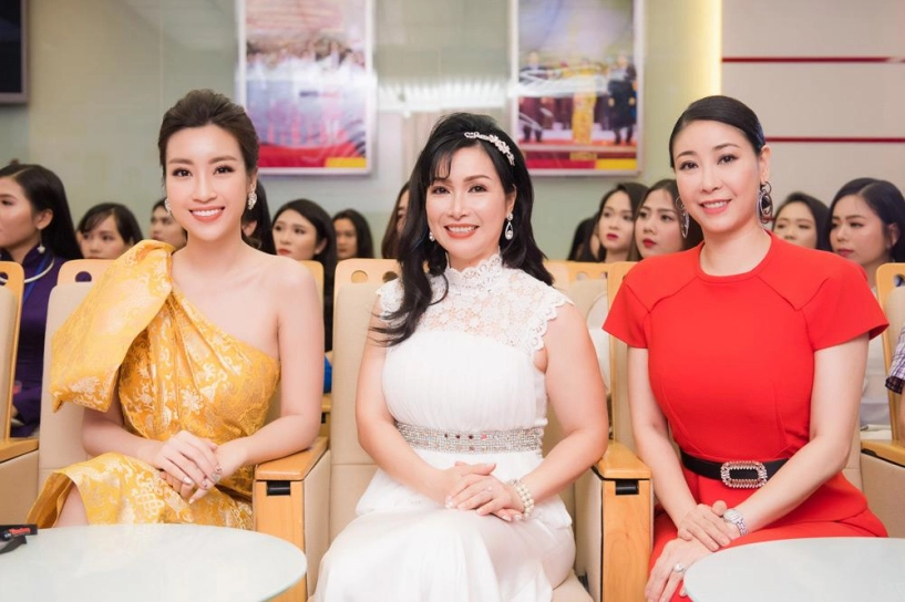 Thí sinh hoa hậu việt nam 2018 diện váy chống nắng đi xe ôm đến ứng tuyển