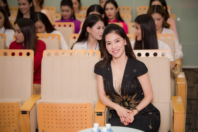 Thí sinh hoa hậu việt nam 2018 diện váy chống nắng đi xe ôm đến ứng tuyển