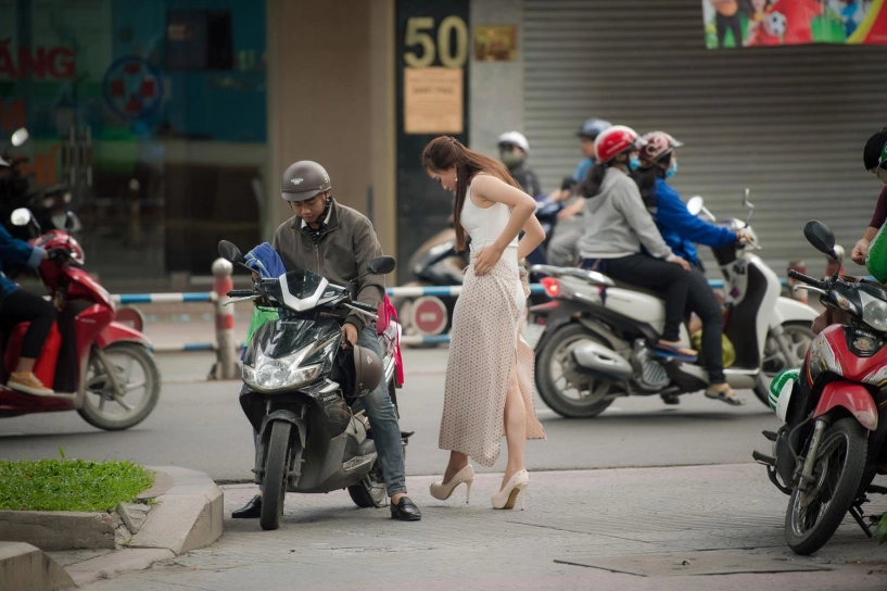 Thí sinh hoa hậu việt nam 2018 diện váy chống nắng đi xe ôm đến ứng tuyển