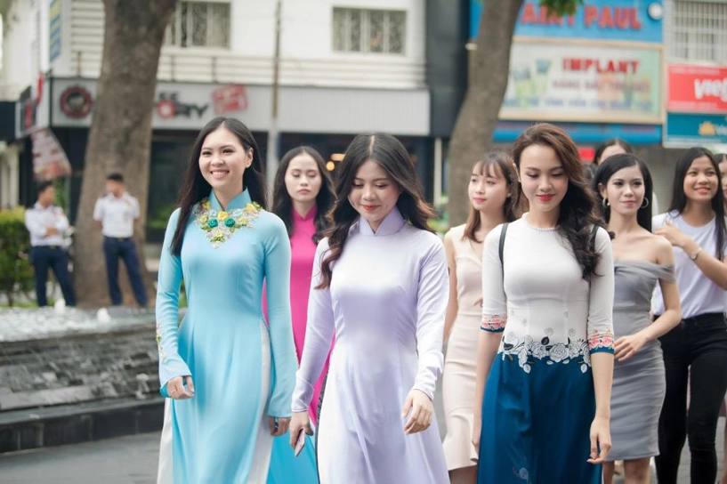 Thí sinh hoa hậu việt nam 2018 diện váy chống nắng đi xe ôm đến ứng tuyển