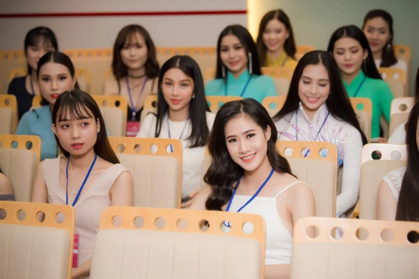 Thí sinh hoa hậu việt nam 2018 diện váy chống nắng đi xe ôm đến ứng tuyển
