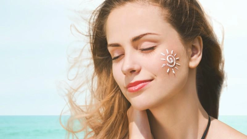Thời tiết 40-45 độ 4 món mỹ phẩm này cô gái nào cũng phải có nếu không muốn thành than