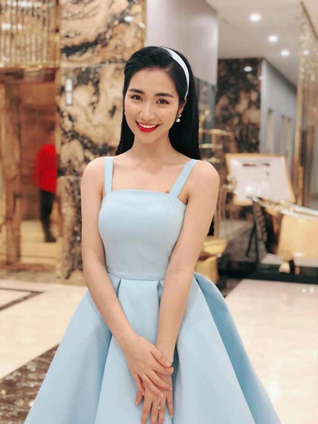 Thời trang hòa minzy thay đổi xoành xoạch hết bất ngờ này tới bất ngờ khác