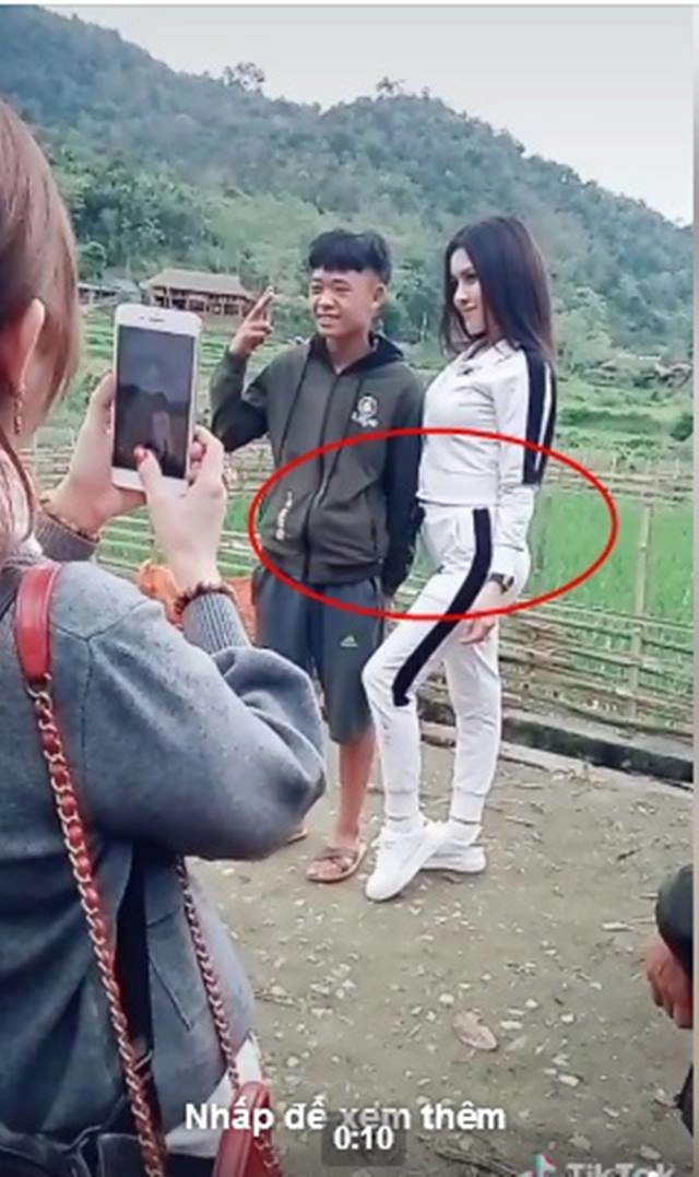 Thư dung lộ bụng mỡ khi ưỡn ẹo tạo dáng gương mặt chàng trai kế bên mới gây chú ý
