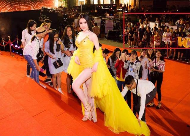 Thư dung lộ bụng mỡ khi ưỡn ẹo tạo dáng gương mặt chàng trai kế bên mới gây chú ý