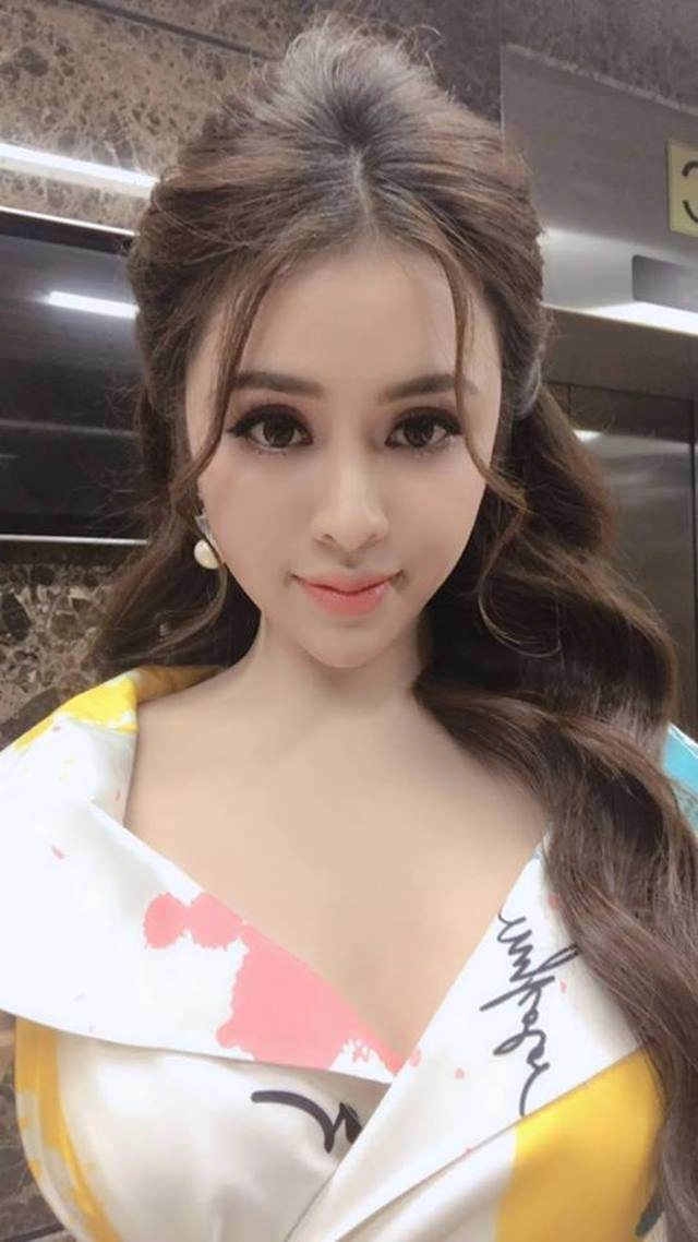 Thư dung lộ bụng mỡ khi ưỡn ẹo tạo dáng gương mặt chàng trai kế bên mới gây chú ý