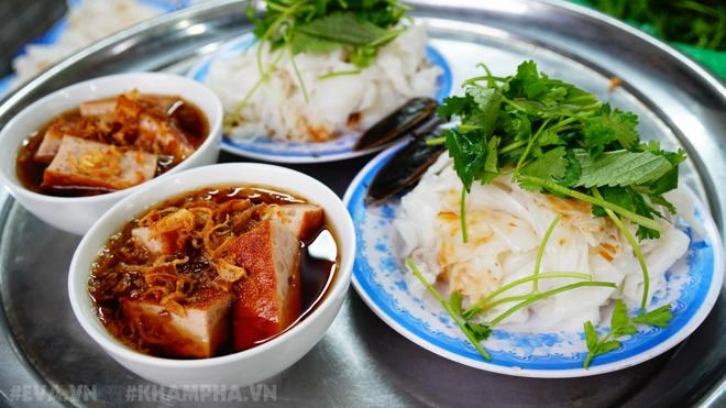 Thưởng thức bánh cuốn có tuổi đời gần 100 năm ở giữa lòng hà nội