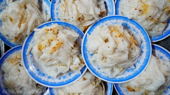 Thưởng thức bánh cuốn có tuổi đời gần 100 năm ở giữa lòng hà nội