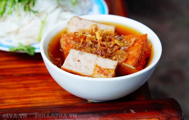 Thưởng thức bánh cuốn có tuổi đời gần 100 năm ở giữa lòng hà nội