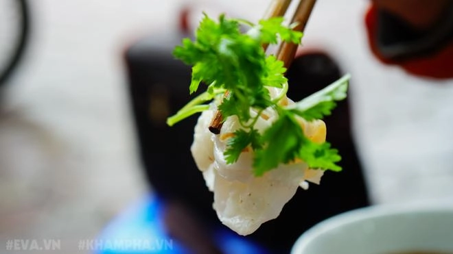 Thưởng thức bánh cuốn có tuổi đời gần 100 năm ở giữa lòng hà nội