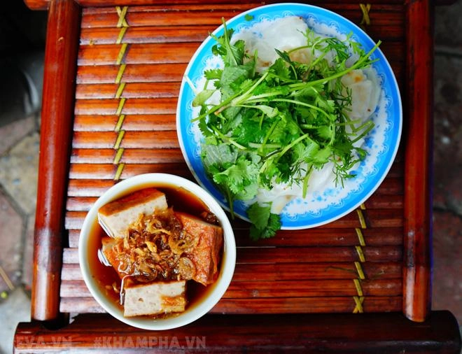 Thưởng thức bánh cuốn có tuổi đời gần 100 năm ở giữa lòng hà nội