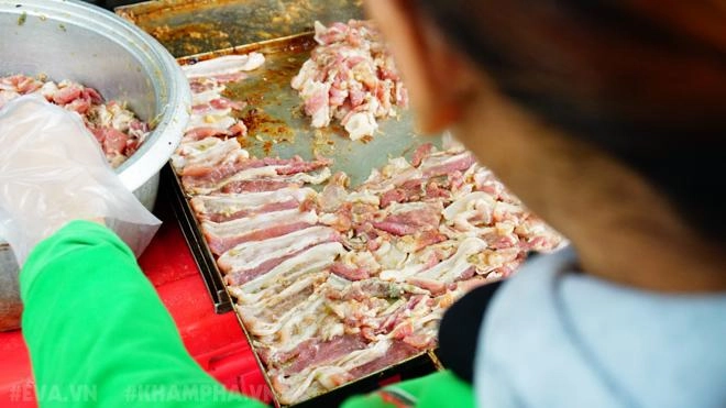 Thưởng thức bánh cuốn có tuổi đời gần 100 năm ở giữa lòng hà nội