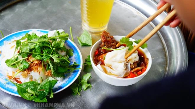 Thưởng thức bánh cuốn có tuổi đời gần 100 năm ở giữa lòng hà nội