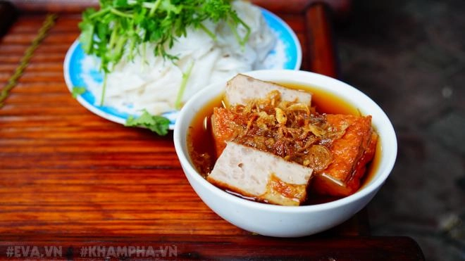 Thưởng thức bánh cuốn có tuổi đời gần 100 năm ở giữa lòng hà nội