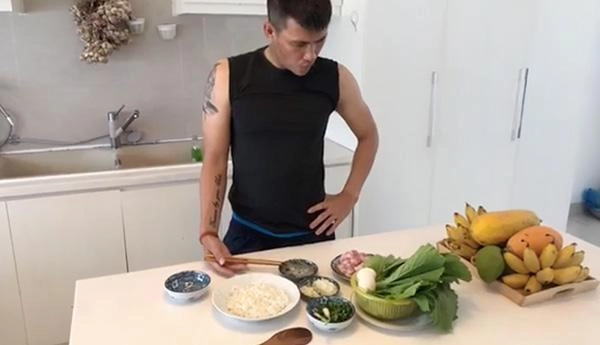 Thuỷ tiên khoe clip công vinh làm cơm chiên nhìn lóng ngóng nhưng thành quả khiến ai cũng choáng