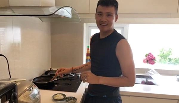 Thuỷ tiên khoe clip công vinh làm cơm chiên nhìn lóng ngóng nhưng thành quả khiến ai cũng choáng
