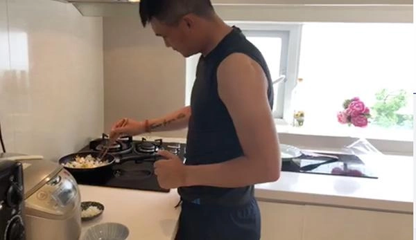 Thuỷ tiên khoe clip công vinh làm cơm chiên nhìn lóng ngóng nhưng thành quả khiến ai cũng choáng