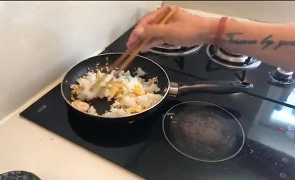 Thuỷ tiên khoe clip công vinh làm cơm chiên nhìn lóng ngóng nhưng thành quả khiến ai cũng choáng
