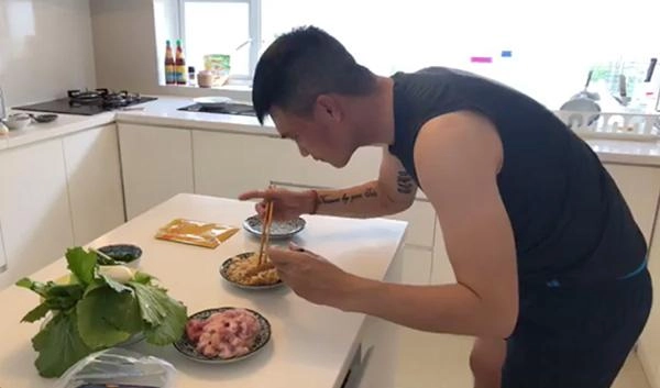 Thuỷ tiên khoe clip công vinh làm cơm chiên nhìn lóng ngóng nhưng thành quả khiến ai cũng choáng